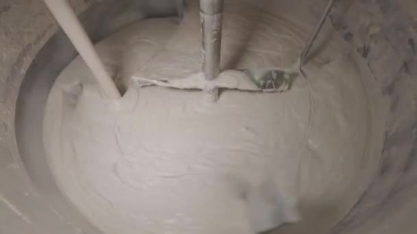 A agitar o creme na fábrica. Processo de preparação de creme. Preparação de nata cosmética. — Vídeo de Stock