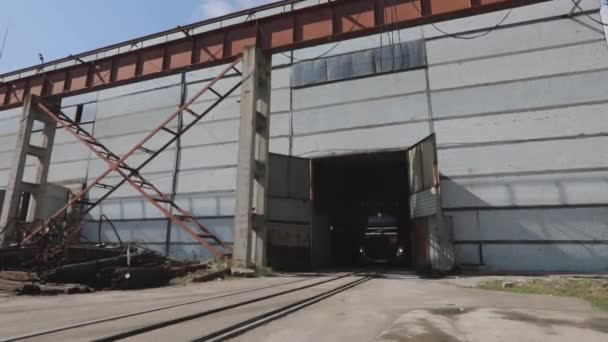 Красный грузовик с красным трейлером едет на склад в ясный солнечный день — стоковое видео