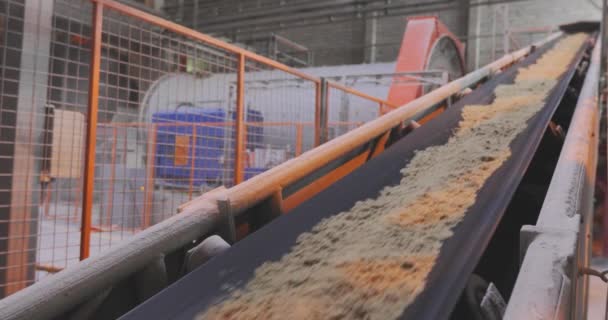 Förderbandlinie in der Fabrik, Förderband mit Sand und Metallkugeln — Stockvideo