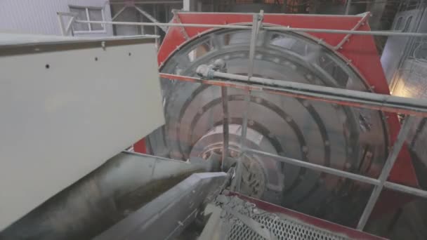 Mulino a sfere cilindro in una grande fabbrica. Mulino a sfere, mulino in fabbrica, macinazione con sfere metalliche — Video Stock