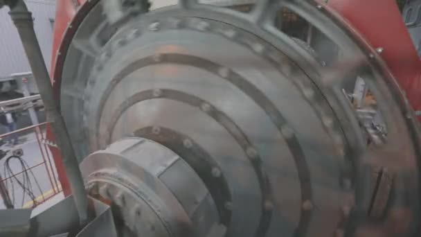 Młyn kulowy, młyn w fabryce, mielenie metalowymi kulkami. Cylinder Ball Mill w dużej fabryce. — Wideo stockowe