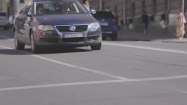 Yolda bir sürü araba var. Şehir trafiği. Şehir trafiği