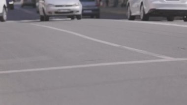 Arabaların gittiği yol. Şehirdeki arabalar. Yoğun şehir trafiği