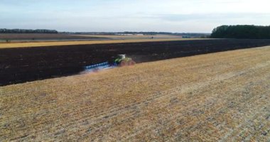 Traktör sahada. Saha manzarası yaratıyorum. Bir traktörle kırsal işlem. Modern traktör sahada çalışıyor.