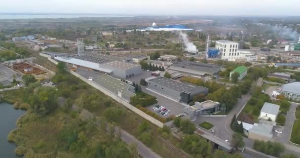Fábrica com design moderno vista superior. Vista aérea moderna da fábrica. Voo sobre a Fábrica Moderna — Vídeo de Stock