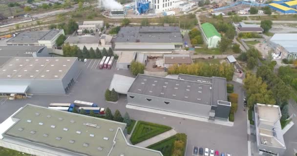 Фабрика з сучасним дизайном зверху. Сучасний заводський вигляд з повітря. Політ над сучасною фабрикою — стокове відео