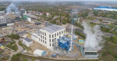 Modern Fabrika üzerinde uçuş. Modern tasarım üst görüşlü bir fabrika. Modern fabrika hava görüntüsü.