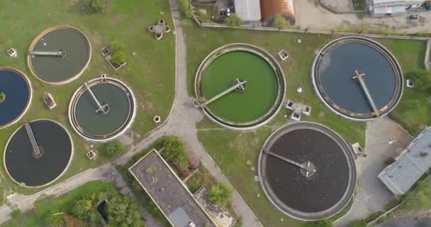 Vista aérea do tratamento de esgoto. Tratamento de água industrial. Vôo sobre instalações de tratamento de água — Vídeo de Stock