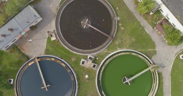 Vista aérea del tratamiento de aguas residuales. Tratamiento industrial del agua. Vuelo sobre instalaciones de tratamiento de agua — Vídeo de stock