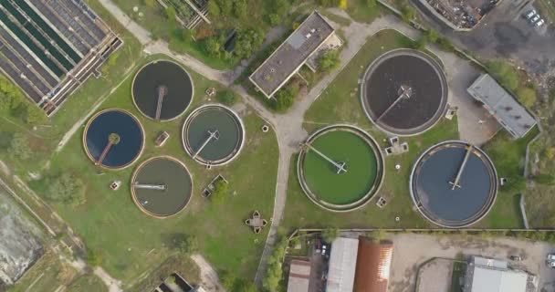 Su arıtma tesisleri. Yuvarlak şekilli üst görünümü olan atık su arıtma tesisi. Su arıtma tesisinin üzerinden uçuyor. — Stok video