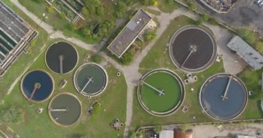 Su arıtma tesisinin üzerinde uçuyor. Yuvarlak şekilli üst görünümü olan atık su arıtma tesisi. Su arıtma tesisleri.