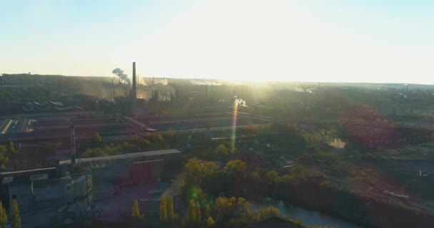 The beginning of the working day at the factory. Emissions from a large metallurgical plant. Flight over the plant in the morning. — Stock Video