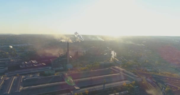 Gezicht vanuit de industriële zone. Metallurgische fabriek bij zonsopgang bovenaanzicht. Rook uit de schoorsteen van een fabriek bij zonsondergang vanuit de lucht — Stockvideo