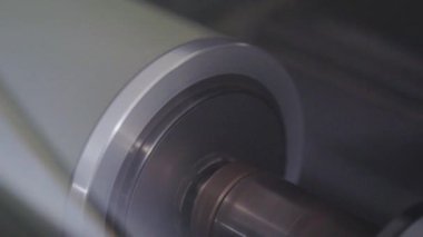 Yeni modern ekipmanlar. Modern duvar kağıdı üretimi. Duvar kağıdı üretiminin büyük rulolarını kapat.