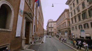 Roma sokakları bir arabanın penceresinden görünüyor. Roma 'nın eski sokakları. Roma sokaklarında arabayla bir gezi.