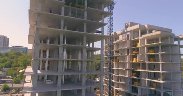 複数階建ての住宅ビルの空中ビューの建設。アパートの建設現場の近くにスパンします。住宅団地の建設. — ストック動画
