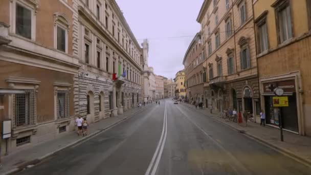 Un viaje en coche por las calles de Roma, las calles de Roma vista desde la ventana de un coche. Antiguas calles de Roma — Vídeo de stock
