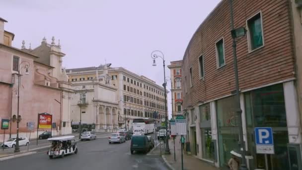 Róma utcáiról látni egy autó ablakából. Róma régi utcái. Utazás autóval Róma utcáin — Stock videók