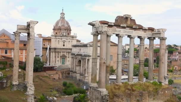 ローマのローマフォーラムで土星の寺院。古代ローマの遺跡。ローマフォーラムの遺跡 — ストック動画