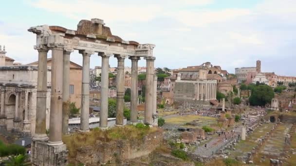 Las ruinas del Foro Romano. Templo de Saturno en el Foro Romano de Roma. Las ruinas de la antigua Roma. — Vídeos de Stock