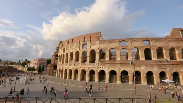 Il Colosseo Romano in estate con il bel tempo. Colosseo di Roma, Italia. Facciata del Colosseo di Roma — Video Stock