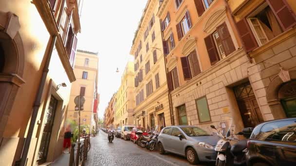 Wąska stara ulica w Rzymie. Starożytna ulica Rzymu. Samochody zaparkowane wzdłuż wąskiej ulicy w Rzymie — Wideo stockowe