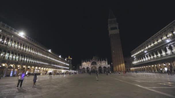 Campanile von San Marco Nachtgestell, San Marco Platz bei Nacht, Venedig. Piazza San Marco bei Nacht. Touristen spazieren nachts um San Marco — Stockvideo