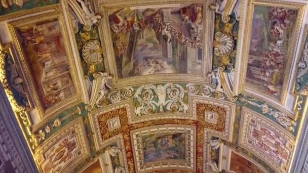 Decoração de parede com ouro e artefatos em um palácio italiano — Vídeo de Stock
