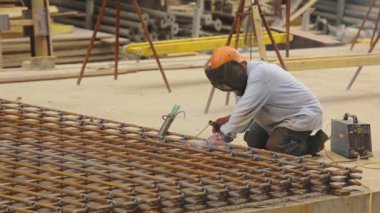 Bir kaynakçı metal bir yapıyı kaynak yapar. İnşaat kaynakçısı. Kaynak metal yapısı.