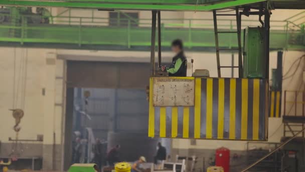 Werkstroom in een fabriek, bundelkraan in een fabriek, een vrouw bestuurt een bundelkraan — Stockvideo