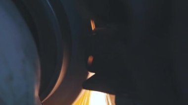 Metal öğütme makinesinden çıkan kıvılcımlar. # Öğütücü tekerlekten kıvılcımlar, gıcırdayan tekerlek yakın çekim #