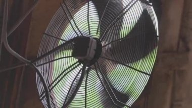 Bir fabrikadaki hayranlara yakın çekim. Endüstriyel fanlarla atölyenin havalandırması
