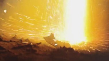 Metal kesmekten kıvılcımlar. Gaz kesiciyle metal kesmekten kıvılcımlar çıkıyor.