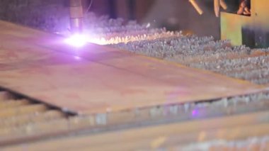 Metal bir levhayı CNC kesme makinesiyle kesmek. Cnc gaz keserek metal bir levhayı kesiyor.