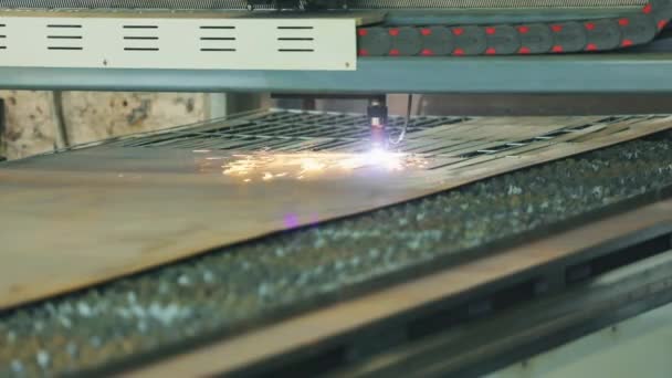 Att skära metallämnen på en CNC maskin tidsförskjutning. Arbeta med gasskärning. Gasskärning i fabrik. — Stockvideo