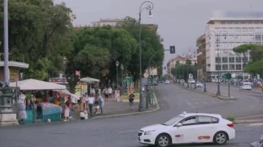 Roma 'nın yolları. Roma 'da trafik arabaları. Yol ayrımı, Roma, İtalya