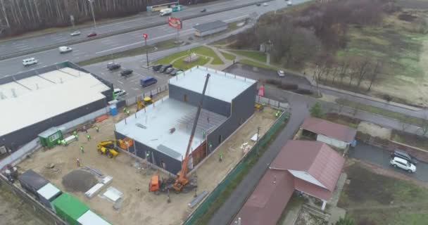 Costruzione di un nuovo negozio vista dall'alto. Cantiere dall'alto, macchinari in cantiere — Video Stock