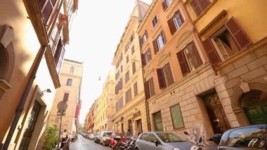 Roma 'da eski dar bir sokak. Roma 'da eski bir cadde. Roma 'da dar bir cadde boyunca park edilmiş arabalar