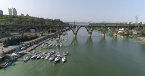 横跨河流的铁路桥.一座大城市过河的桥.在一座大城市的河上铁路桥附近飞行 — 图库视频影像