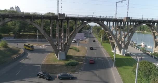 Silniční křižovatka, spousta aut na silnici. Spousta aut na obtížné křižovatce. Auta jezdí po krásných silnicích pod mostem — Stock video