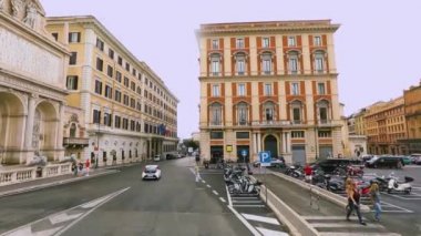 Roma sokakları, Roma sokaklarında sıradan bir hayat. Arabalar Roma 'da caddeden aşağı iniyor. Roma binalarının dışı