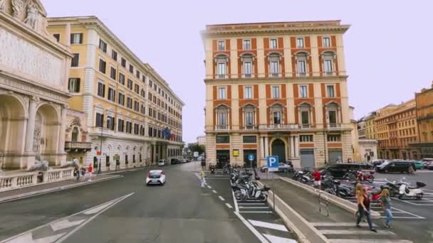 Straten van Rome, gewoon leven in de straten van Rome. Auto 's rijden door de straat in Rome. Buiten van Romeinse gebouwen — Stockvideo