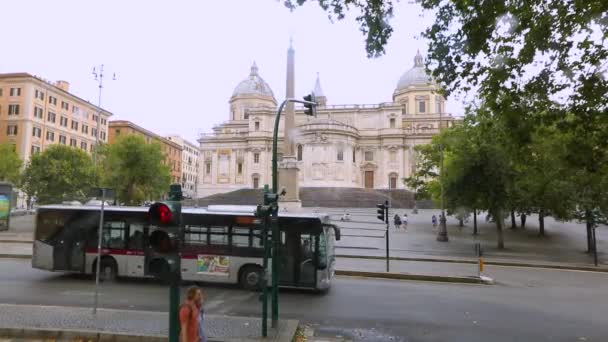 Подорож до Риму, екскурсія автобусом до Риму. Вулиця Рима з вікном автомобіля. — стокове відео