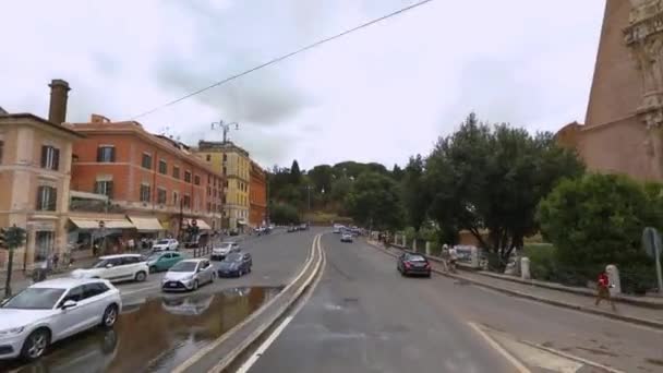 Jalan-jalan Roma melihat dari jendela mobil. Jalan-jalan lama Roma. Sebuah perjalanan dengan mobil melalui jalan-jalan Roma — Stok Video