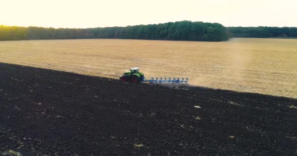 Ciągnik zaorał widok z lotu ptaka. Ciągnik pracuje w terenie. Latanie nad ciągnikiem pracującym w terenie. Latać nad polem z ciągnika — Wideo stockowe