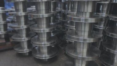 Metal kurusıkı. Parlak bir detay. Parlak metal boşluklar.