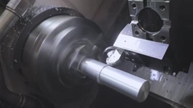 CNC makinesinde metal bir parça işleniyor. Torna, cnc makinesi. CNC Torna Makinesi.