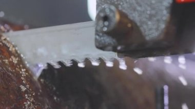 Metal bir iş parçasını yakın plan kesme işlemi. Yakın plan testere dişleri. Testere bıçağını yakın tut..