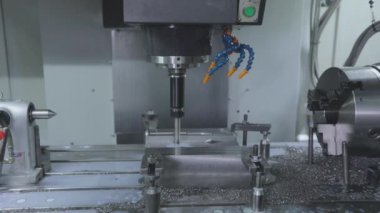 Bir cnc makinesinin parçasının oluşturulması, modern bir cnc makinesi. cnc makinesinin metal parçası