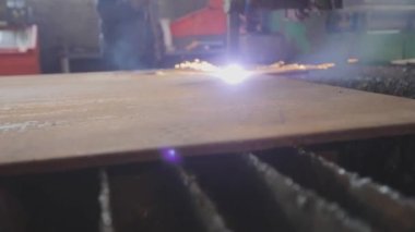 Gaz kesme işi. Fabrikada gaz kesme. CNC makinesinde metal kurusıkı kesmek